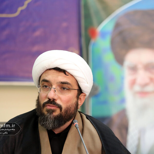 تکریم خانواده شهدای دانش‌آموز توسط خادمان حرم قم در دهه کرامت