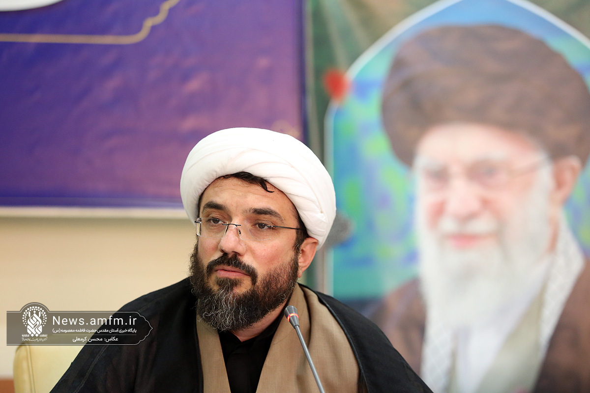 تکریم خانواده شهدای دانشآموز توسط خادمان حرم قم در دهه کرامت تکریم خانواده شهدای دانشآموز توسط خادمان حرم قم در دهه کرامت