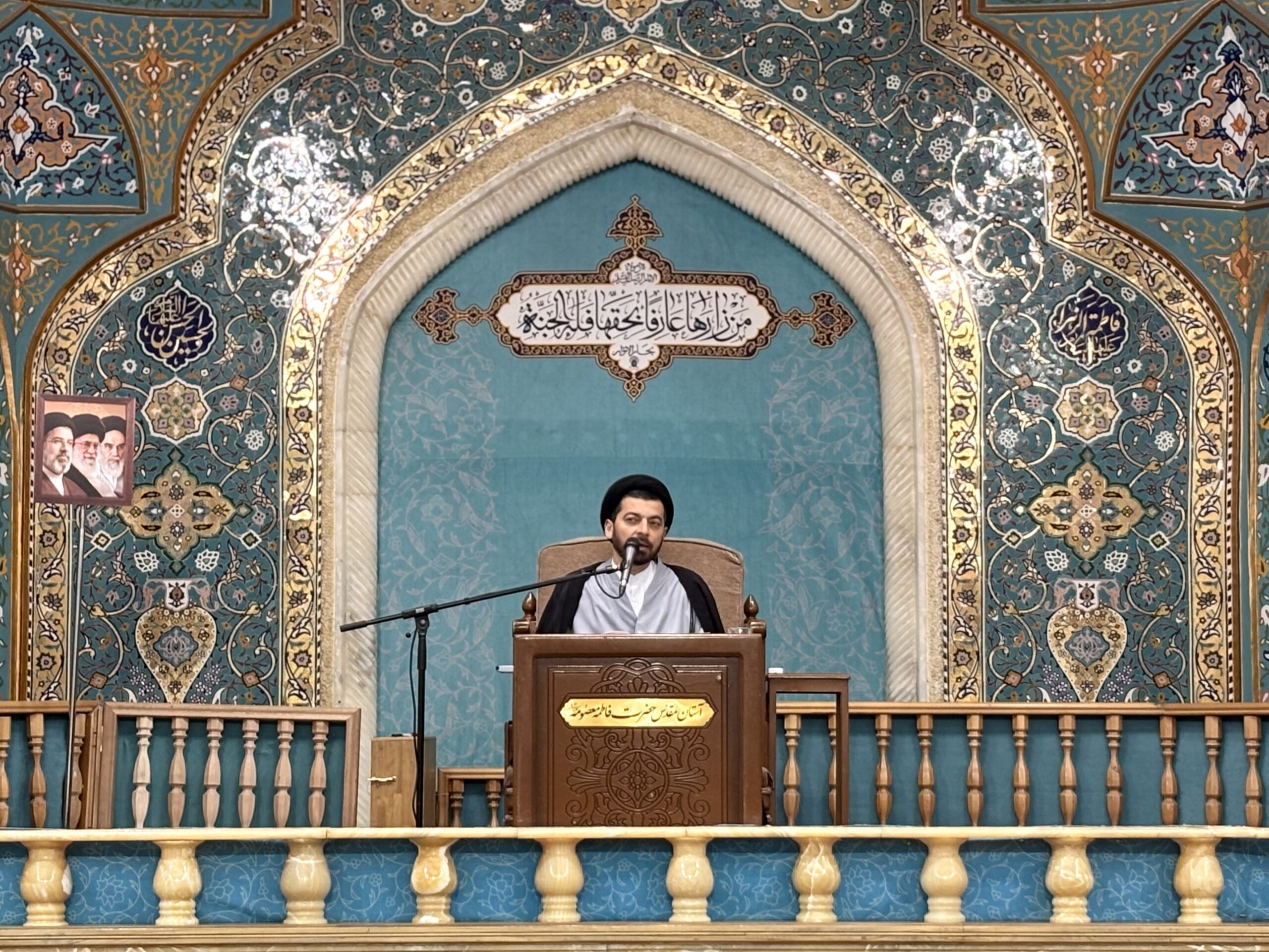 شعار «نه سازش، نه تسلیم، نبرد با آمریکا» برگرفته از آیات قرآن است شعار «نه سازش، نه تسلیم، نبرد با آمریکا» برگرفته از آیات قرآن است