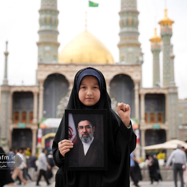 تجدید بیعت دختران قمی با رهبر انقلاب در حرم بانوی کرامت