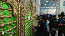 غبارروبی ضریح مطهر حرم حضرت معصومه (س) توسط خانواده شهدای میناب