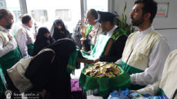 استقبال خادمان از زائران حرم بانوی کرامت در ایستگاه‌ راه‌آهن قم