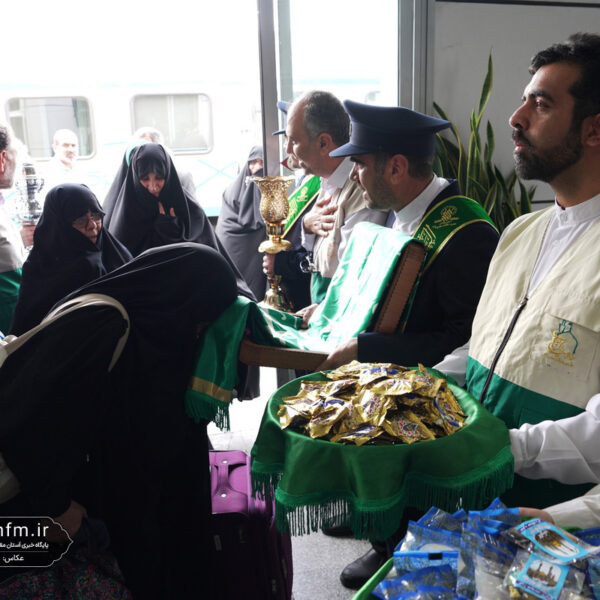 استقبال خادمان از زائران حرم بانوی کرامت در ایستگاه‌ راه‌آهن قم