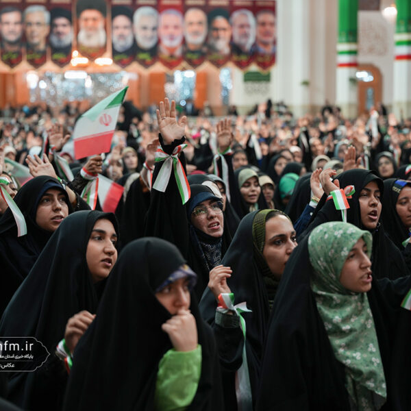 تجدید بیعت 4 هزار دانشجوی دختر با آرمان‌های انقلاب در حرم حضرت معصومه(س)