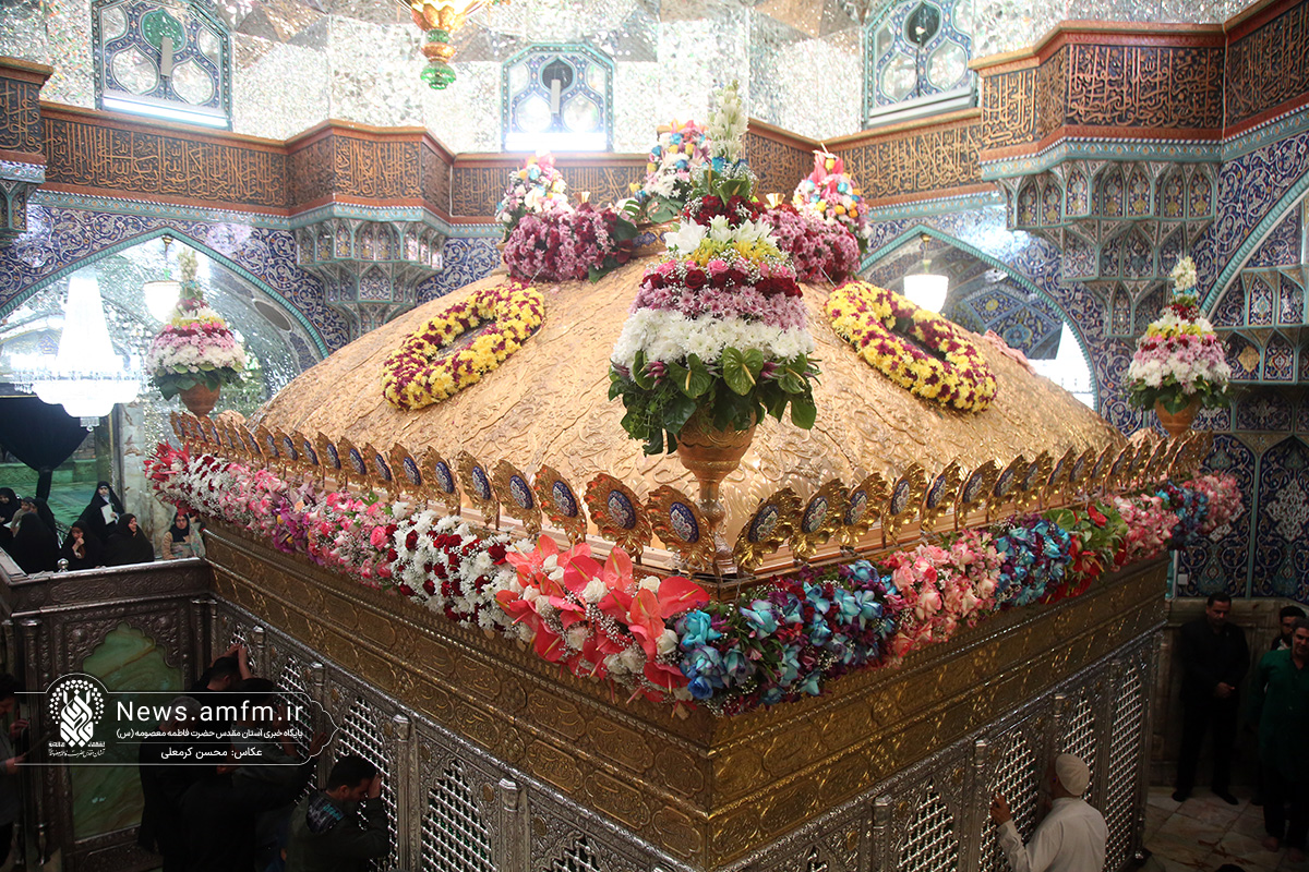 ضریح مطهر اخت‌الرضا(س) در آستانه میلاد برادر گل‌آرایی شد