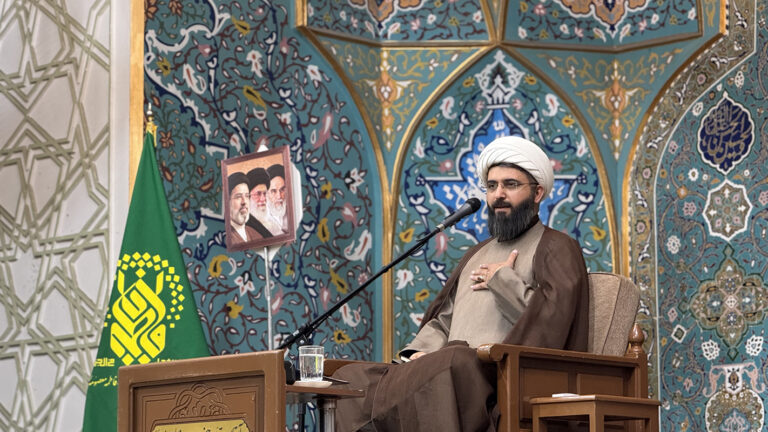 اگر کسی آمریکا را ابرقدرت بداند توحیدش ضعیف است