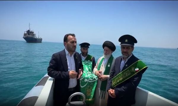 تلاوت سوره نصر برای پیروزی ایران بر فراز آب‌های خلیج‌فارس و تنگه هرمز