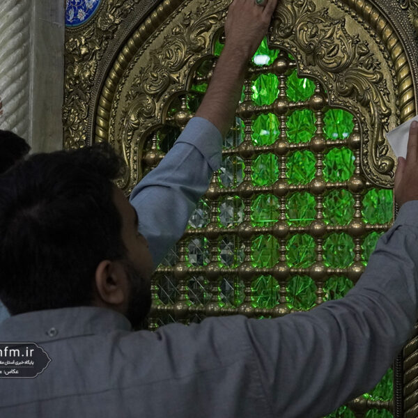 غبارروبی ضریح مطهر بانوی کرامت توسط جهادگران بسیجی