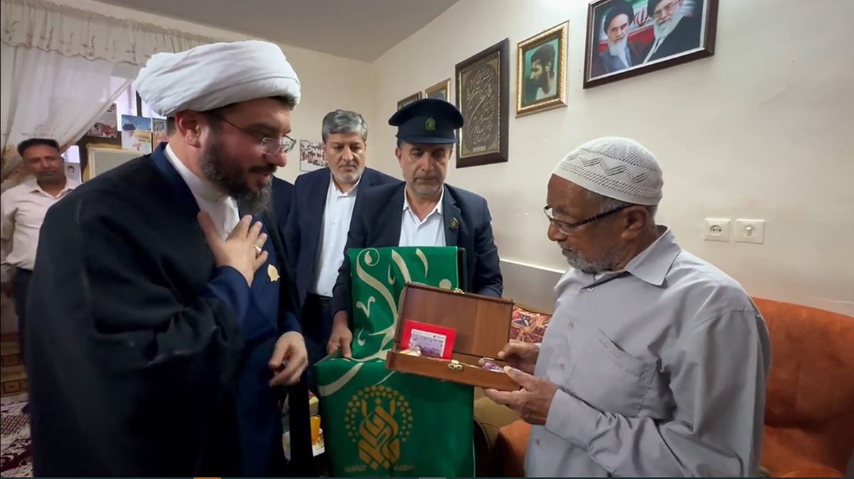 بزرگداشت شهدای والامقام قشم با حضور پرچم متبرک حرم حضرت فاطمه معصومه(س)