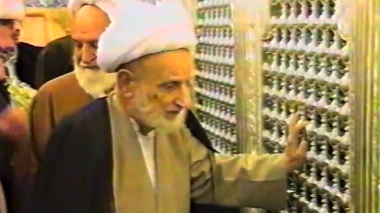 رونمایی از ضریح مطهر کریمه اهل‌بیت(س) با حضور آیت‌الله بهجت(ره) در سال ۱۳۸۰