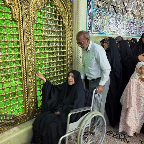 تشرف خانواده شهدای اهواز در جنگ تحمیلی رمضان به زیارت حرم بانوی کرامت