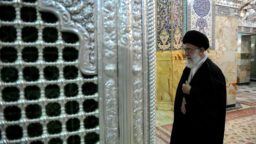 غبارروبی مضجع شریف بانوی کرامت توسط رهبر شهید