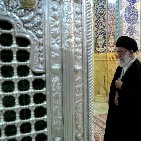 غبارروبی مضجع شریف بانوی کرامت توسط رهبر شهید