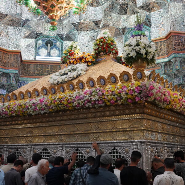 گل‌آرایی حرم بانوی کرامت با ۶۰ هزار شاخه گل به مناسبت عید غدیر