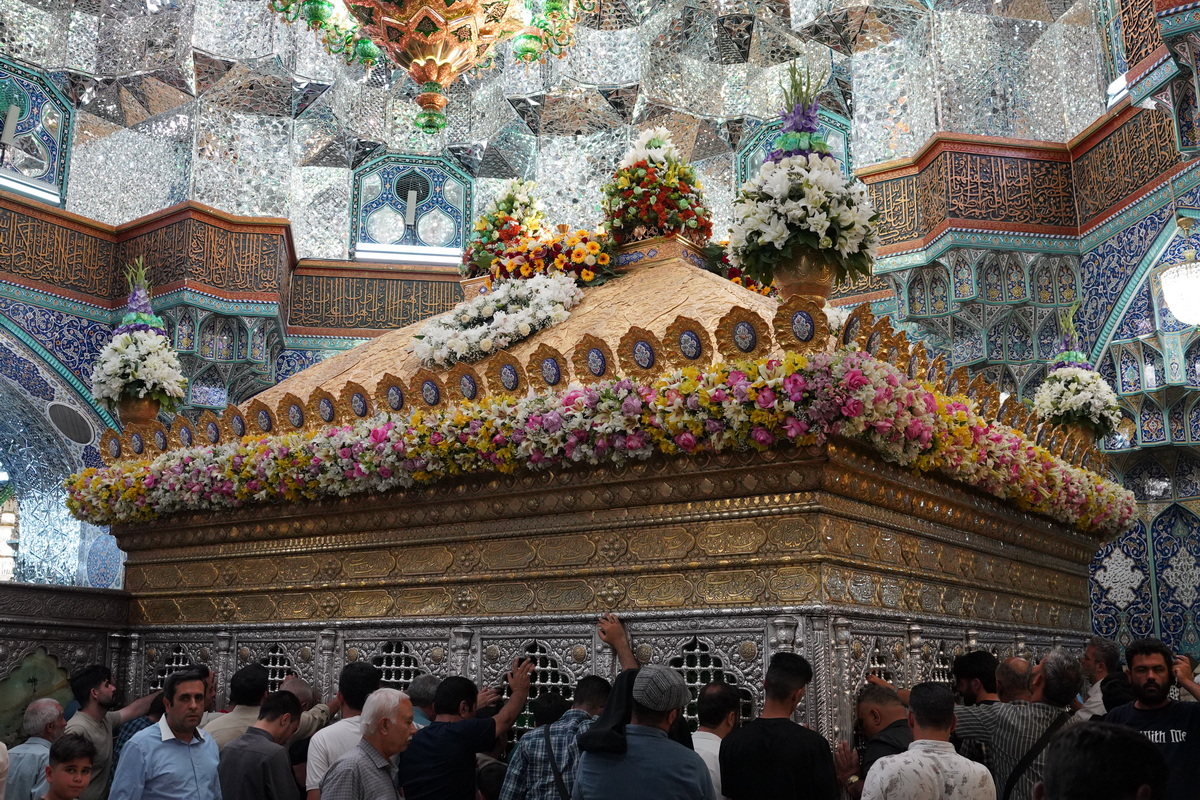 گلآرایی حرم بانوی کرامت با ۶۰ هزار شاخه گل به مناسبت عید غدیر گلآرایی حرم بانوی کرامت با ۶۰ هزار شاخه گل به مناسبت عید غدیر