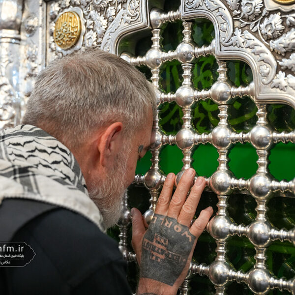 حضور تفنگ‌دار ارتش آمریکا در حرم حضرت فاطمه معصومه(س)