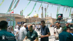 پذیرایی ایستگاه‌های صلواتی از زائران حرم بانوی کرامت در ایام عید غدیر + تصاویر