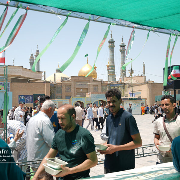 پذیرایی ایستگاه‌های صلواتی از زائران حرم بانوی کرامت در ایام عید غدیر + تصاویر