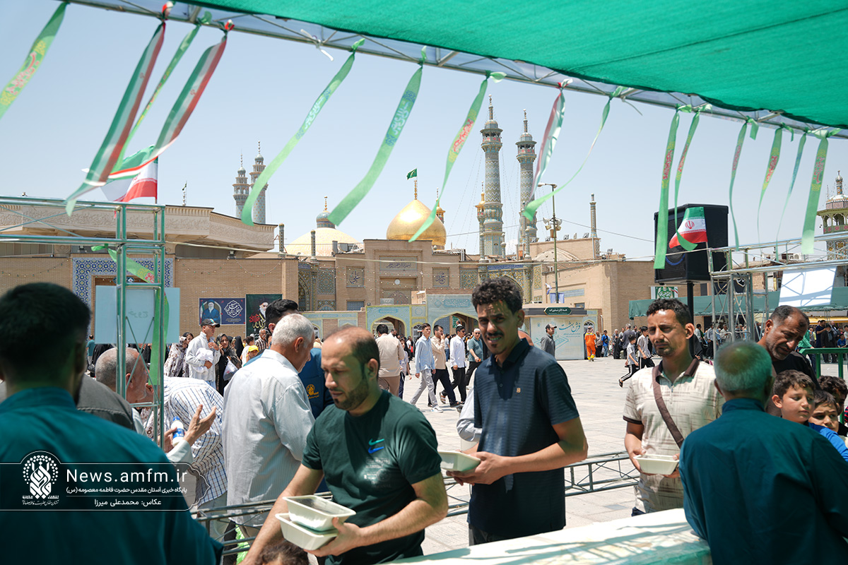 پذیرایی ایستگاه‌های صلواتی از زائران حرم بانوی کرامت در ایام عید غدیر + تصاویر