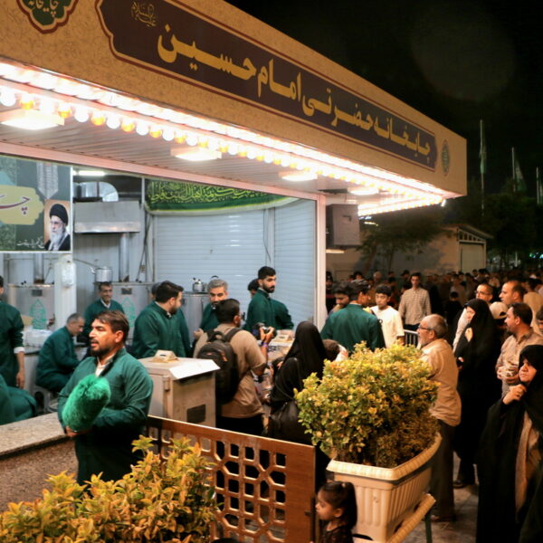 خدمت‌رسانی چایخانه‌های حضرتی حرم بانوی کرامت در عید غدیر