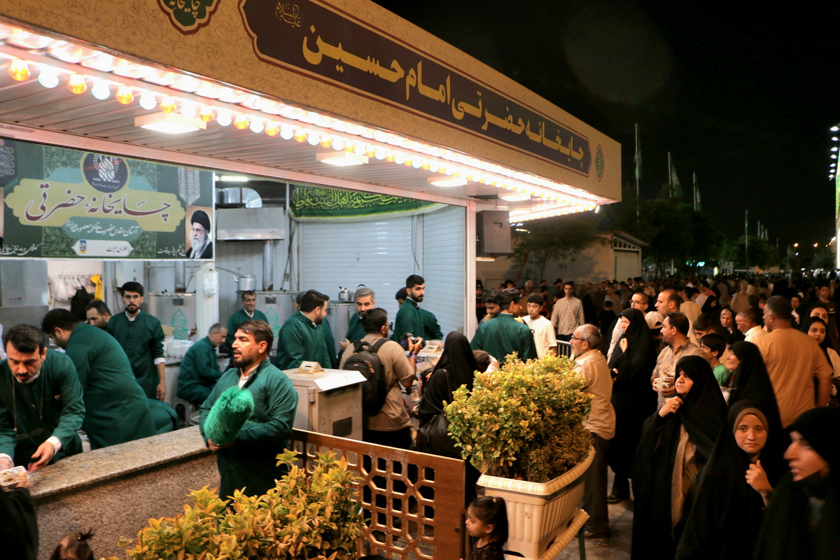 خدمت‌رسانی چایخانه‌های حضرتی حرم بانوی کرامت در عید غدیر
