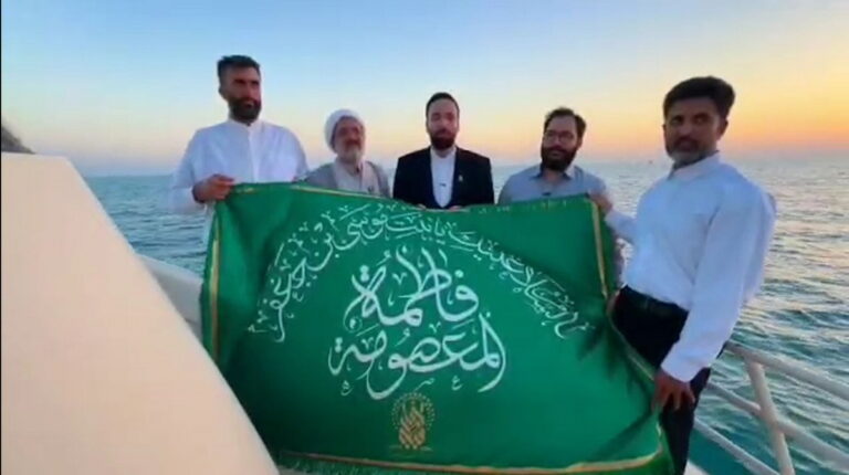 اهتزار پرچم متبرک حرم بانوی کرامت بر فراز آب‌های خلیج همیشه فارس