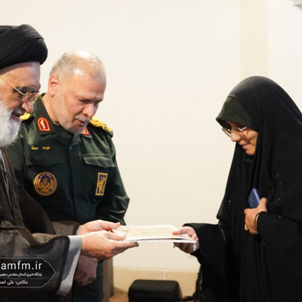 تکریم بانوان فعال اجتماعات شبانه استان قم در حرم بانوی کرامت