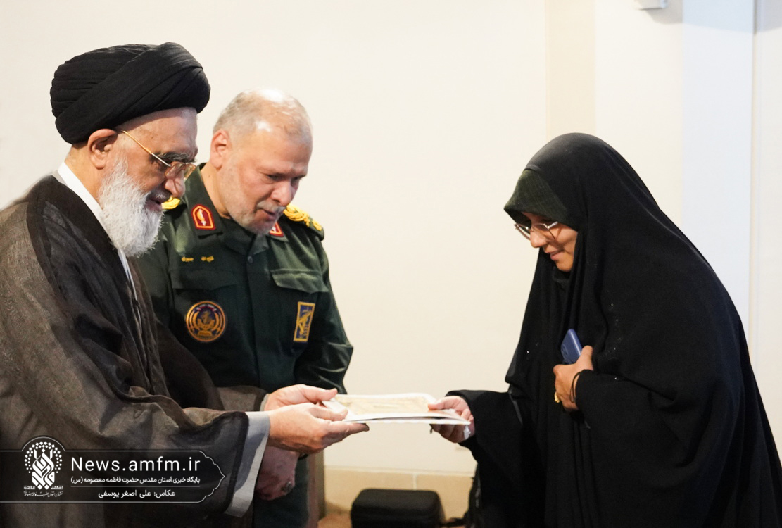 تکریم بانوان فعال اجتماعات شبانه استان قم در حرم بانوی کرامت
