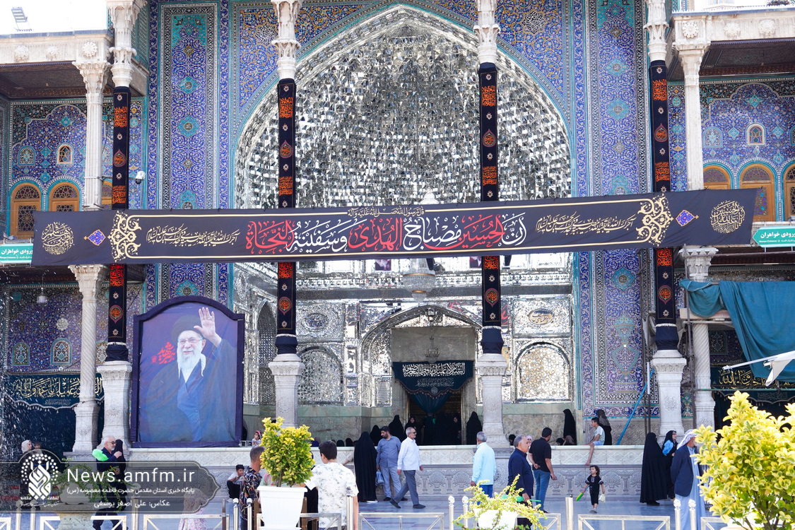 حرم مطهر بانوی کرامت رخت عزای محرم به تن کرد