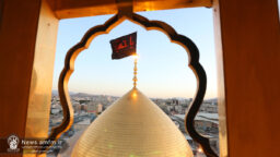 پرچم حرم بانوی کرامت به رنگ عزا درآمد