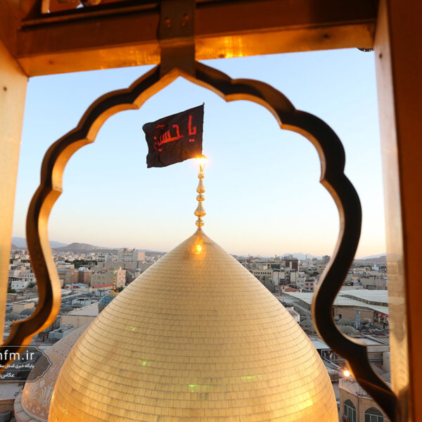 پرچم حرم بانوی کرامت به رنگ عزا درآمد