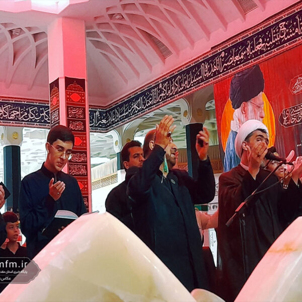 توسل زائران حرم قم به سیدالشهدا(ع) با قرائت زیارت جامعه کبیره