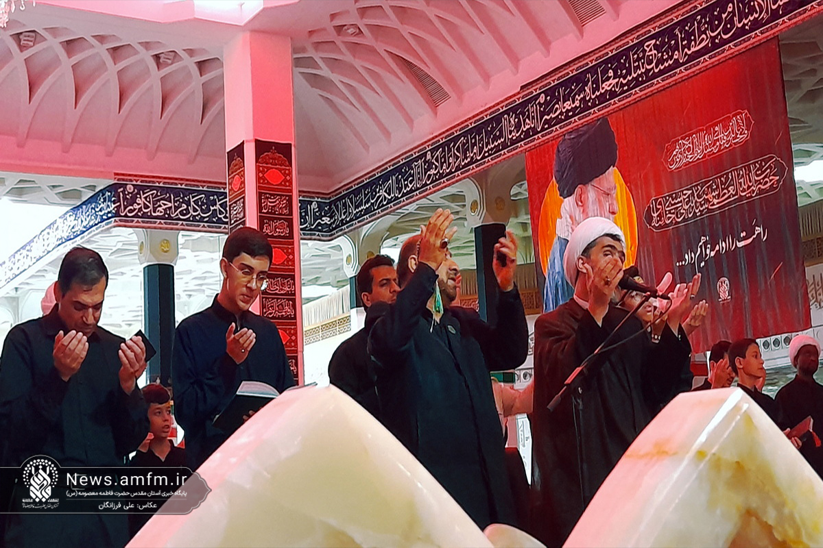 توسل زائران حرم قم به سیدالشهدا(ع) با قرائت زیارت جامعه کبیره