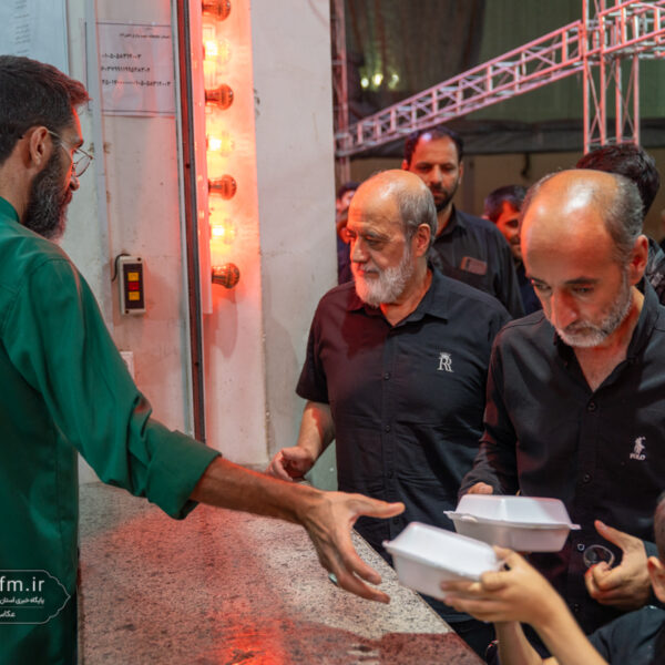 اطعام عزاداران حرم بانوی کرامت در شب تاسوعای حسینی