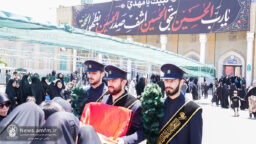 پرچم حرم امام حسین(ع) در روز عاشورا مهمان صحن و سرای حرم بانوی کرامت شد