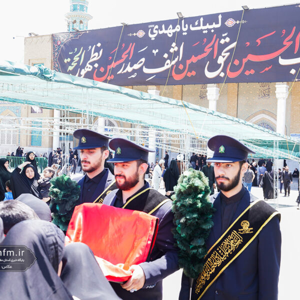 پرچم حرم امام حسین(ع) در روز عاشورا مهمان صحن و سرای حرم بانوی کرامت شد