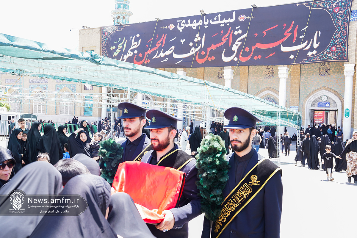 پرچم حرم امام حسین(ع) در روز عاشورا مهمان صحن و سرای حرم بانوی کرامت شد