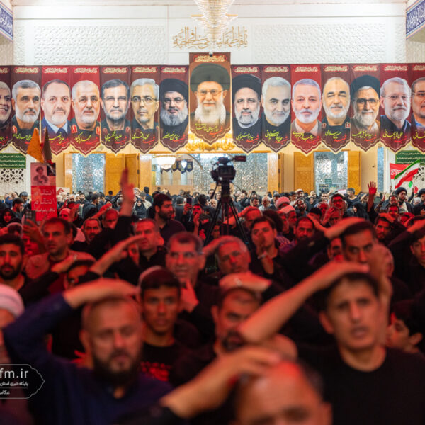 عزاداری زائران حرم بانوی کرامت در سوگ آقای شهید ایران
