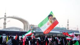 تجدید بیعت با رهبر انقلاب در مراسم تشییع رهبر شهید در قم