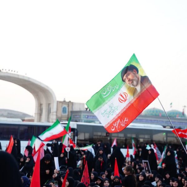 تجدید بیعت با رهبر انقلاب در مراسم تشییع رهبر شهید در قم