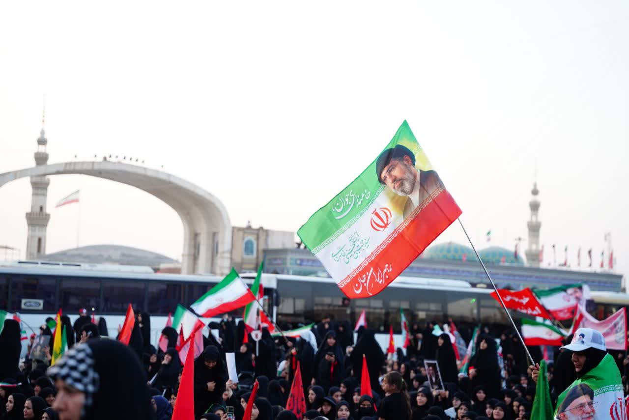 تجدید بیعت با رهبر انقلاب در مراسم تشییع رهبر شهید در قم
