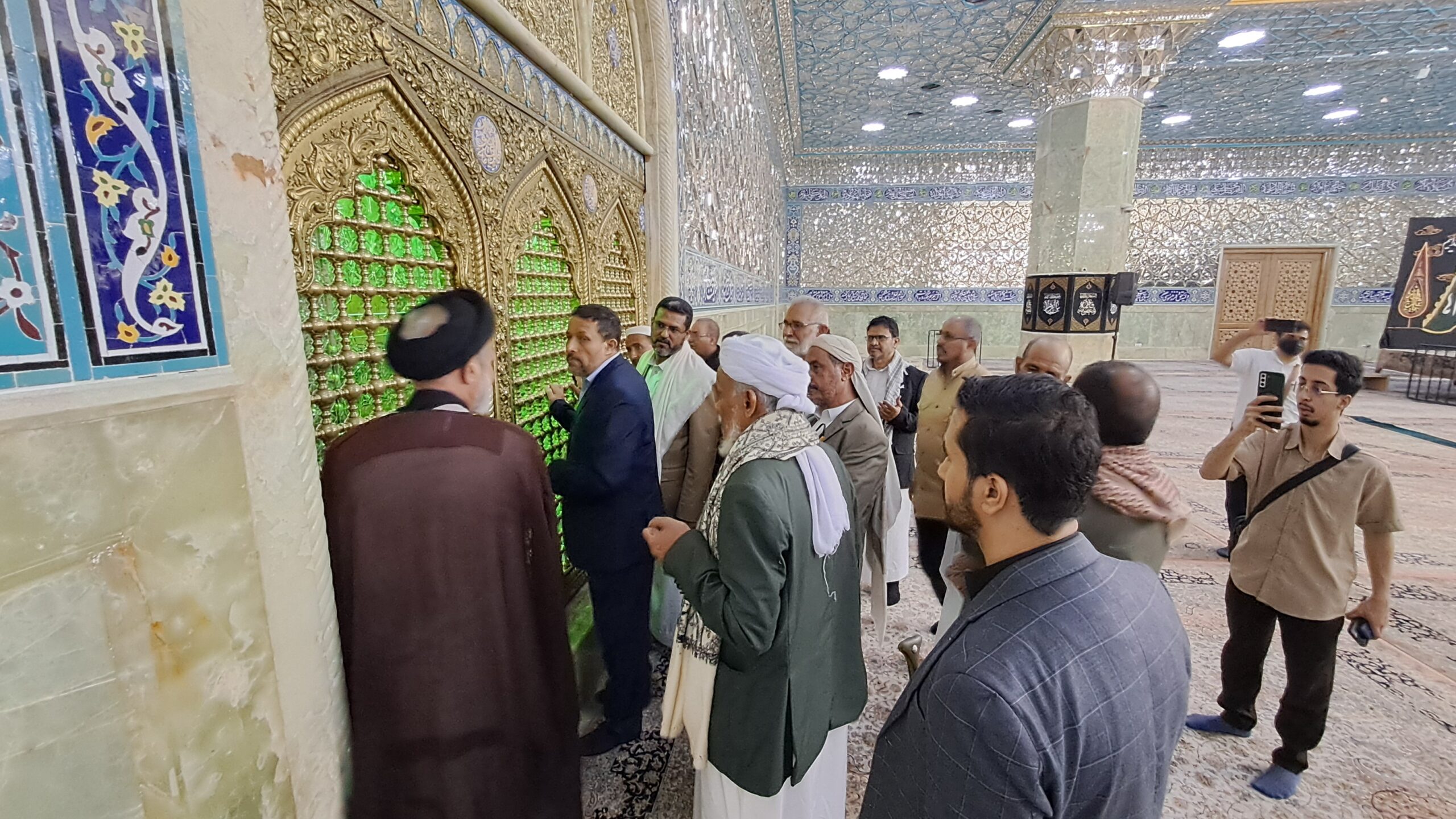 تشرف هیئت یمنی به زیارت حرم بانوی کرامت