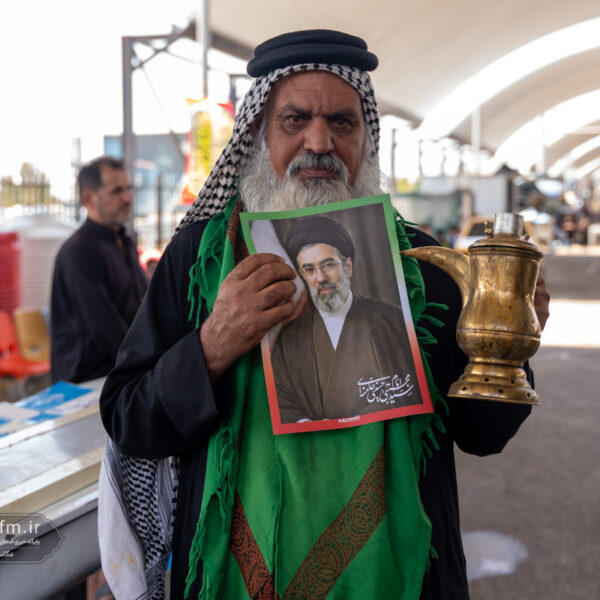 ابراز ارادت زائران و خادمان اربعین حسینی به سومین رهبر انقلاب