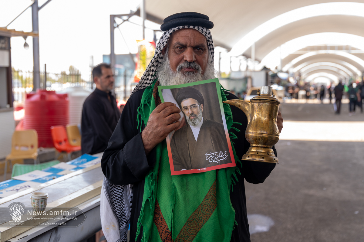 ابراز ارادت زائران و خادمان اربعین حسینی به سومین رهبر انقلاب