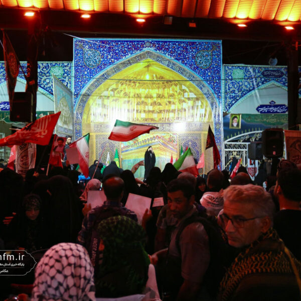 ابراز انزجار زائران اربعین حسینی از مستکبرین عالم در عمود ۱۰۸۰ طریق الحسین(ع)