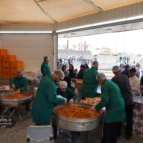 پذیرایی از زائران اربعین حسینی در حرم حضرت معصومه (س)