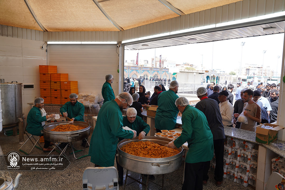 پذیرایی از زائران اربعین حسینی در حرم حضرت معصومه (س)