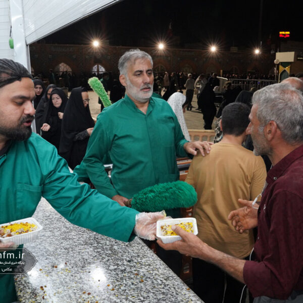 پذیرایی از زائران اربعین اباعبدالله الحسین(ع) در حرم بانوی کرامت