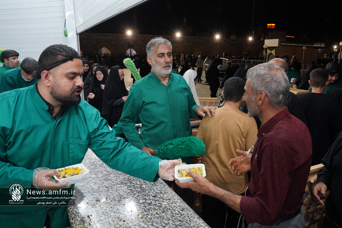 پذیرایی از زائران اربعین اباعبدالله الحسین(ع) در حرم بانوی کرامت