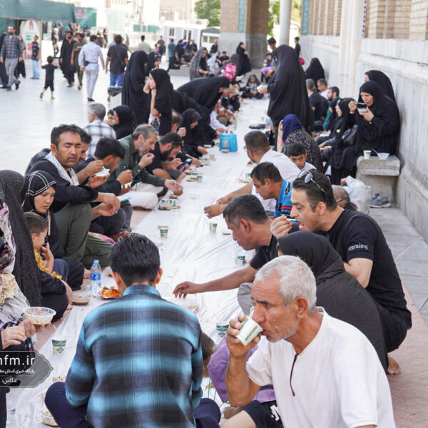 اطعام زائران حرم بانوی کرامت در صبح روز اربعین حسینی